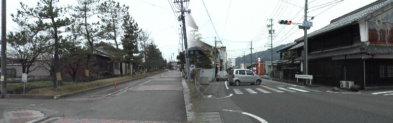 右は東公門交差点の街並み、この付近に関ヶ原一里塚があったといわれますが痕跡は見られません。 左は関ヶ原町松並木。