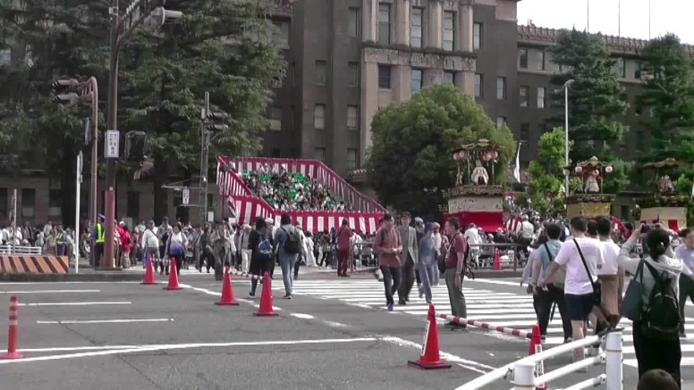 名古屋まつりスタート地点の市役所前。 栄交差点に揃った山車群。 ロスアンゼル市は名古屋市と姉妹友好都市です。 郷土英傑行列の先頭を行く少年鼓笛隊。 織田信長公。 豊臣秀吉公。 徳川家康公。