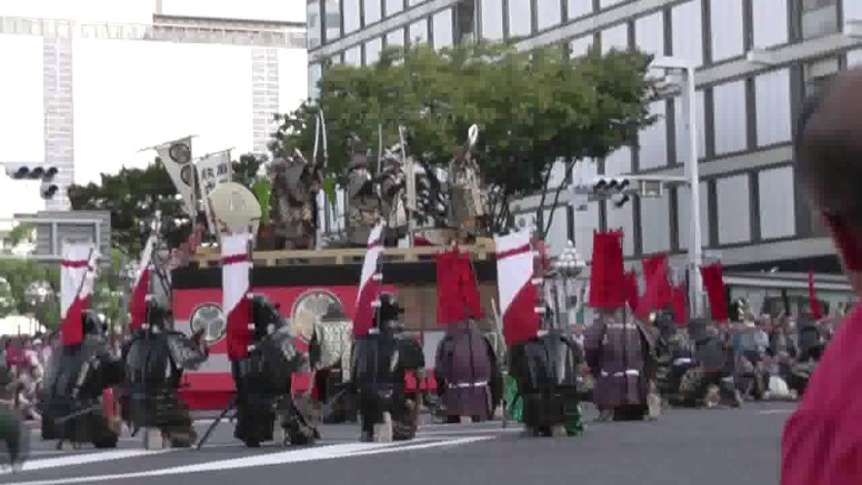 名古屋まつりスタート地点の市役所前。 栄交差点に揃った山車群。 ロスアンゼル市は名古屋市と姉妹友好都市です。 郷土英傑行列の先頭を行く少年鼓笛隊。 織田信長公。 豊臣秀吉公。 徳川家康公。