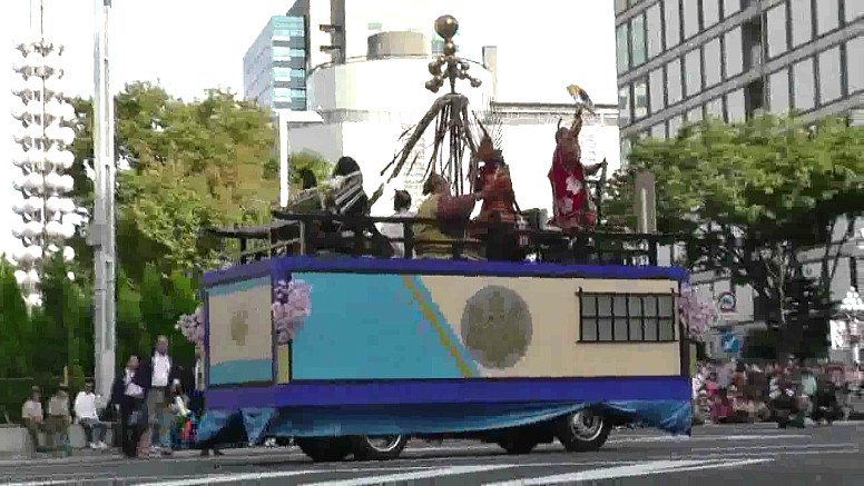 名古屋まつりスタート地点の市役所前。 栄交差点に揃った山車群。 ロスアンゼル市は名古屋市と姉妹友好都市です。 郷土英傑行列の先頭を行く少年鼓笛隊。 織田信長公。 豊臣秀吉公。 徳川家康公。