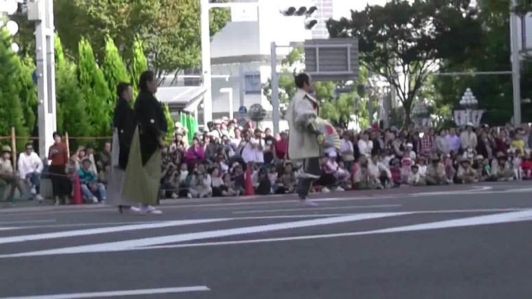 名古屋まつりスタート地点の市役所前。 栄交差点に揃った山車群。 ロスアンゼル市は名古屋市と姉妹友好都市です。 郷土英傑行列の先頭を行く少年鼓笛隊。 織田信長公。 豊臣秀吉公。 徳川家康公。