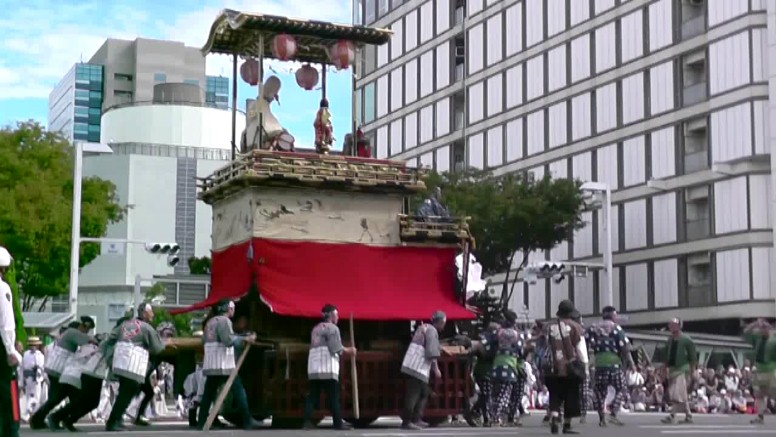 名古屋まつりスタート地点の市役所前。 栄交差点に揃った山車群。 ロスアンゼル市は名古屋市と姉妹友好都市です。 郷土英傑行列の先頭を行く少年鼓笛隊。 織田信長公。 豊臣秀吉公。 徳川家康公。
