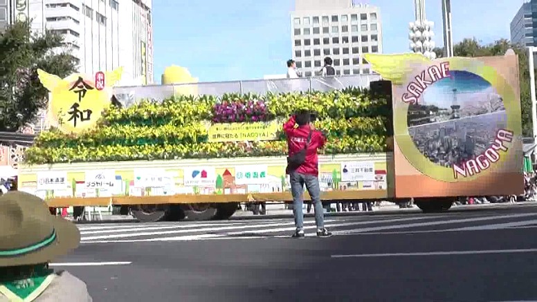 名古屋まつりスタート地点の市役所前。 栄交差点に揃った山車群。 ロスアンゼル市は名古屋市と姉妹友好都市です。 郷土英傑行列の先頭を行く少年鼓笛隊。 織田信長公。 豊臣秀吉公。 徳川家康公。