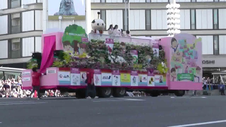名古屋まつりスタート地点の市役所前。 栄交差点に揃った山車群。 ロスアンゼル市は名古屋市と姉妹友好都市です。 郷土英傑行列の先頭を行く少年鼓笛隊。 織田信長公。 豊臣秀吉公。 徳川家康公。