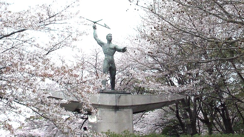 名城公園内青年の像。