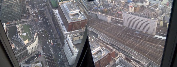 ミッドランドスクエア・スカイプロムナード（４６階）からの展望 左真下の笹島交差点～ミッドランドスクエア間とJR名古屋駅構内（上り方面）