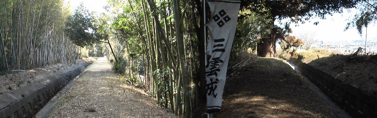 三雲城は竹林のずっと奥の方にあります。右：大砂川（天井川）の水路と弘法杉