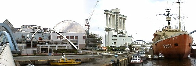 写真右は誘致運動の末、繋留が決まった南極観測船「ふじ」と名古屋港のシンボルで 帆船をイメージした ポートタワー(名古屋海洋博物館)と 名古屋港水族館(左)