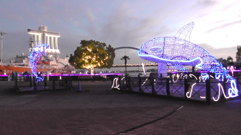 薄暮の名古屋港。2020.12.09撮影。 薄暮の水族館前。 名古屋港シートレインランド。入場無料。2020.12.09撮影。 名古屋港シートレインランドの夜景。 第１部 第２部 第３部