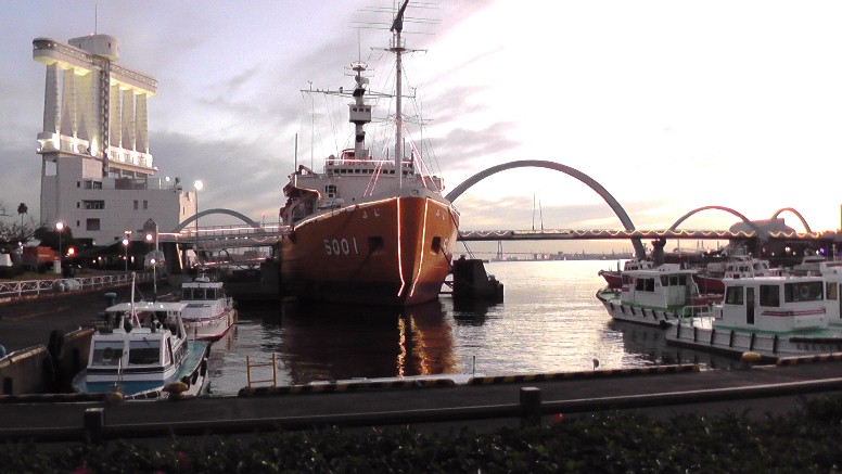 薄暮の名古屋港。2020.12.09撮影。 薄暮の水族館前。 名古屋港シートレインランド。入場無料。2020.12.09撮影。 名古屋港シートレインランドの夜景。 第１部 第２部 第３部