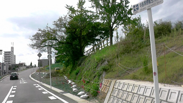 黒龍神社前の美濃路の坂を下ります。