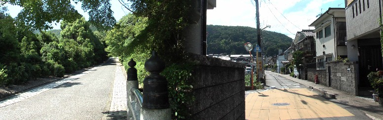 左:天智天皇山科陵の参道。右は御陵一里塚跡があると言われる付近の町並み、何も確認出来ませんでした。 御陵一里塚跡(推測)