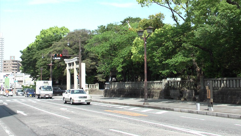 広重画検証：この大社の大鳥居が描かれたもので富士の清流が湧き出す三島では、 霧が立ち込める朝の出で立ちの様子がよく見られます。