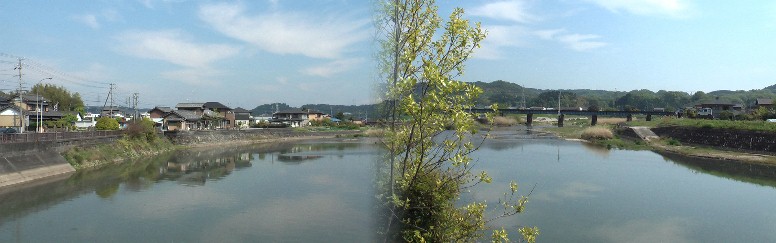 町中を流れる可児川風景。