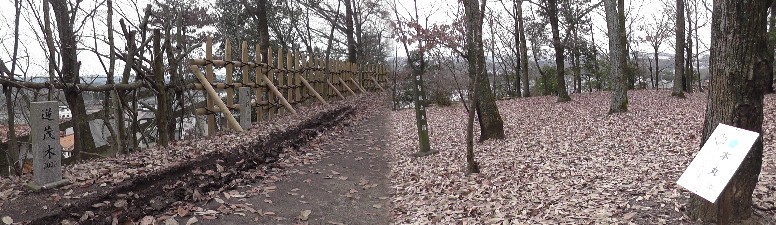 花フエスタ記念公園（右）及び公園内に開設の「ぎふ可児 大河ドラマ館」 その時歴史が動いた 明智光秀の真実～心優しき武将～ 花フエスタ記念公園（世界最大級のバラ園）。シーズンオフのため園内の掲寺板を撮影。 天龍寺。 天龍寺山門と境内の明智氏歴
