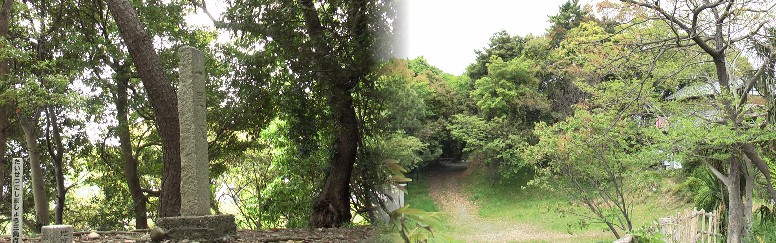 阿多古山一里塚（南側）、４回目の訪問でやっと見つかりました、地元の方の親切な案内で 下記の北側の一里塚跡も撮影できましたが私有宅の前を通るため、街道から直接石段でもあ れば有難い、自然の地形を利用した珍しく高い場所にある一里塚と思います。