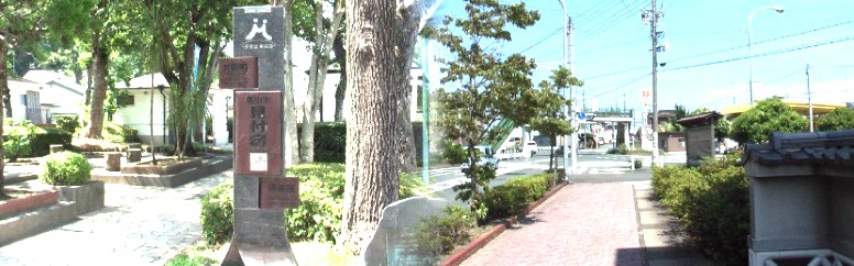 見付宿案内標識と見付宿の東入り口付近