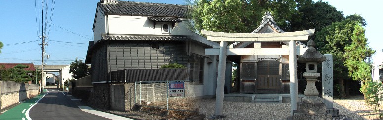 大永寺近くの珍しい水屋建築ですが昔庄内川と矢田川に挟まれたこの付近は大きな水害も 起きたと思われます。右は熊野社です。