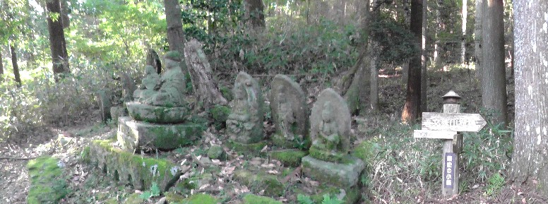 善福寺へ下る途中の石仏群。