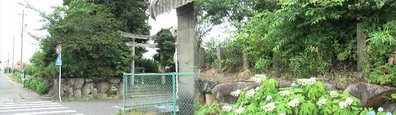 下津小学校北西にある小さな森は石碑が5基(右)建つ社で社名不詳。