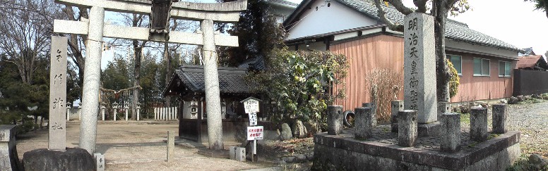 牟佐神社と約２００メートル先の明治天皇御聖蹟。