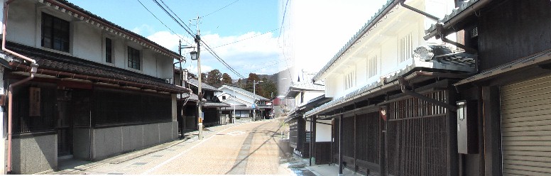 虫籠窓(むしこまど)の家並みが目立ちます。