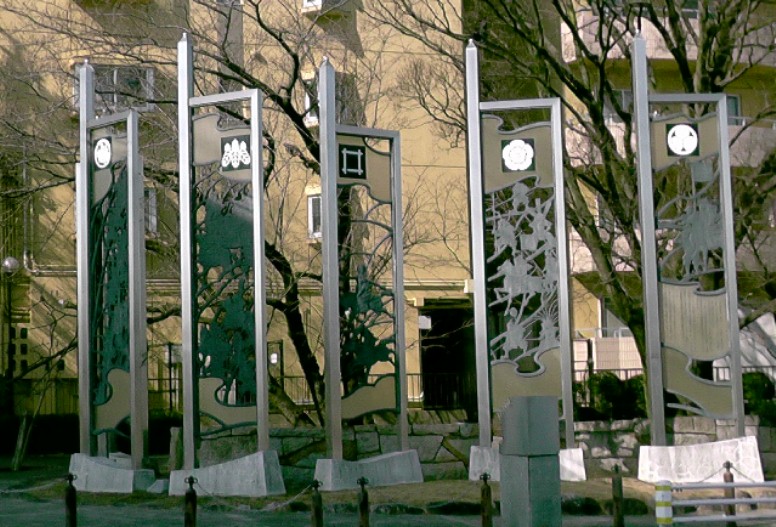 リニモ長久手古戦場駅前の大きな5本の家紋入りモニュメント。 。 駅前の大きなモニュメント