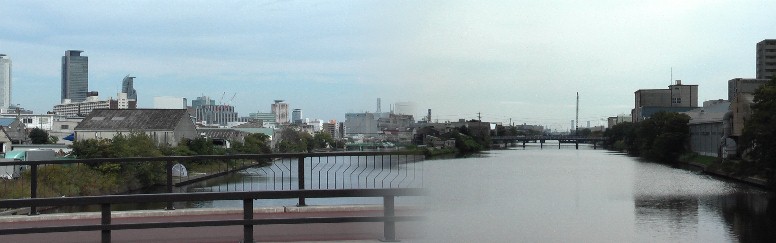 長良橋上から中川運河上流（名古屋駅方面）、と南（名港方面）を見る。第１日目はここで終わります。