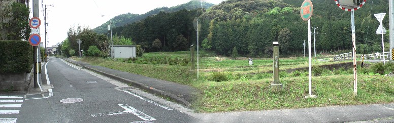 長沢一里塚跡と付近の町並み。