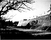 この写真は西側の石垣から見た天守閣跡,当時は人影もなく 淋しい風景でした。現在は城内を周遊するメインストリートとなっている。