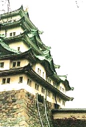 上と同じ場所からは立ち入り禁止でしたので斜めから撮った天守閣南正面の写真