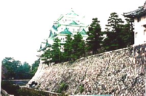 この写真は西側の石垣から見た天守閣跡,当時は人影もなく 淋しい風景でした。現在は城内を周遊するメインストリートとなっている。