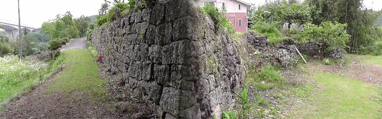 中垣内古屋敷（居館）。武田家の落人、小幡氏の子孫である宇野安左衛門の屋敷跡といわれる。 中垣内古屋敷