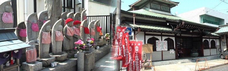 中村観音と地蔵菩薩石碑群。中村観音(瑞龍山白王寺)の現在のご本尊十一面観世音菩薩様は、 無縁仏様のご供養と地域の発展の為に、その尊いご遺骨を練り固めて建立された、高さ八メートル 重さ四千貫の観音様です。 中村観音