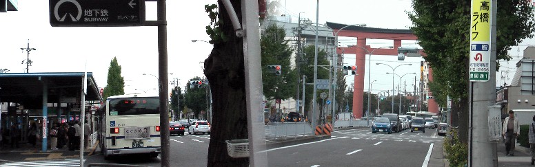 左は南、岩塚~高畑駅方面。右は北、中村日赤~亀島方面を撮る。右写真大鳥居は1929年(昭和4)ごろ、 完成。当時の大鳥居周辺は リンク:名古屋市秀吉清正記念館 特別展示室