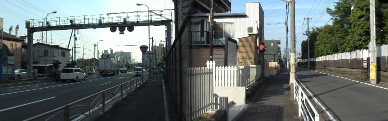 ウィキメディア・コモンズ経由で・生麦村本宮町（生麦4丁目）、事件発生現場の説明版。当時、 ここに住んでいた豆腐屋勘左衛門は事件を目の当たりにした。 横浜市地域史跡：生麦事件碑、江戸を出発した薩摩藩島津久光一行は東海道沿いの生麦村で 事件に遭