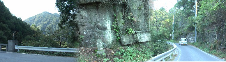 滑川橋改修記念暦の碑（中）。滑川橋から上流を撮る。右は記念暦の碑前の中山道。 碑文拡大 滑川橋