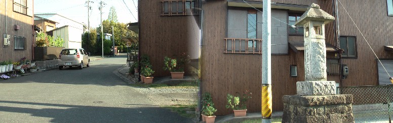 七曲り道路の秋葉常夜灯と付近の街道。