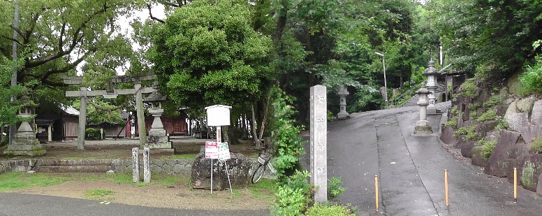 七所神社。境内には百々城址があり、松平氏に仕えた青山氏が代々居城した。 七所神社由緒拡大。 リンク:百々城 七所神社