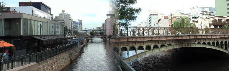 右は納屋橋。左は堀川遊覧船乗船場付近を写す。