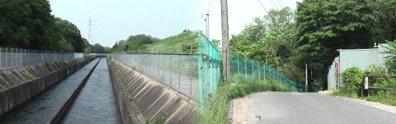右は濁池へ下る鎌倉街道。左は愛知用水。 愛知用水橋付近の鎌倉街道