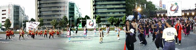 左から金山会場札幌大学の皆さん｜ ちゃっきり節のTEAM藤枝の皆さん｜ 久屋メーン会場の混成チームの踊り