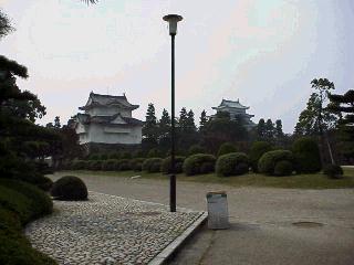 ニの丸御殿（戦災で消失）跡地から見た天主閣と東南櫓（左）です。