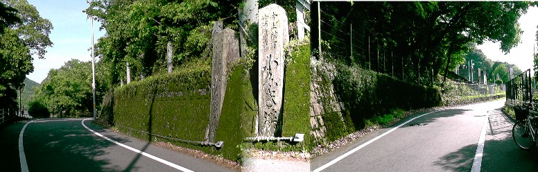 「今上陛下御探勝聖跡にしき渓」と刻まれています。昭和2年11月県下で陸軍の特別大演習の折、 犬山を訪れ、愛馬「錦渓」に乗馬され木曽川の景勝をご覧になった記念碑。 石碑拡大 。