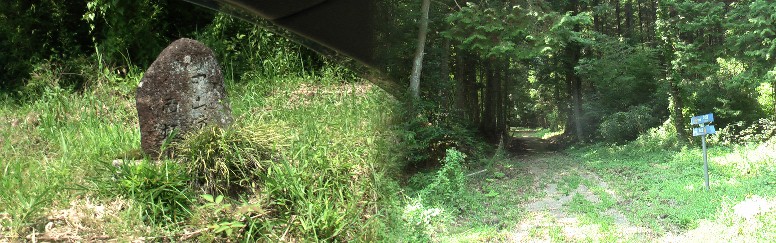 西坂道標碑（左）と街道。