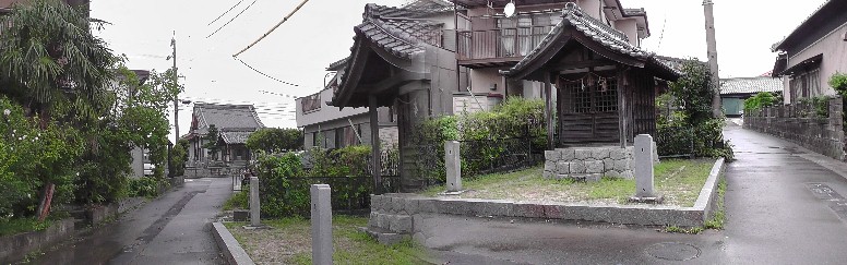 野畑城跡とされる祠（右）付近。左の奥に見えるのが常念寺。 野畑城跡