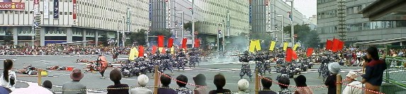 ﾊﾞﾄﾝトワラーズのパレード 名古屋市立小学校１１校によるパレード 左・名古屋市立小学校１１校によるパレード、右１輪車によるパレード 信長隊の槍隊と鉄砲隊による戦闘場面、自衛隊員参加 鉄砲隊の勝利に終わった。