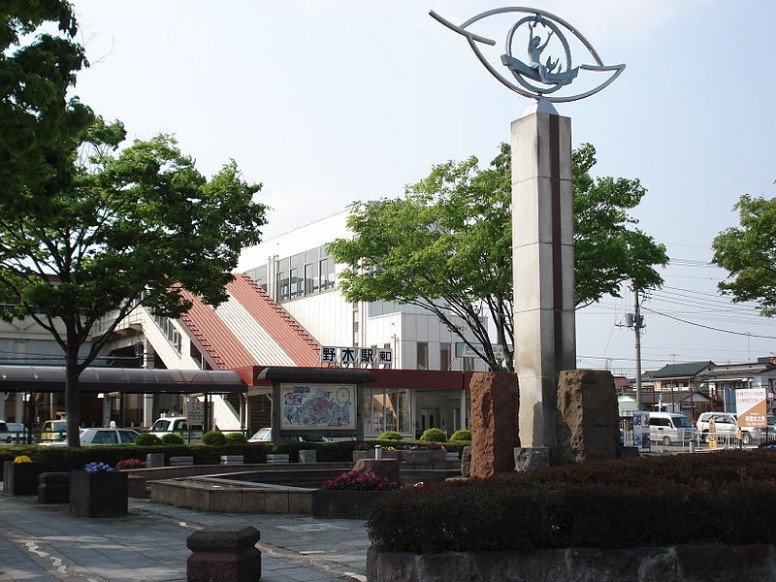野木駅東口（2007年5月）。 クリエイティブ・コモンズ 表示-継承ライセンスの下で利用可能です 野木駅。 野木駅構内とその周辺 野木駅