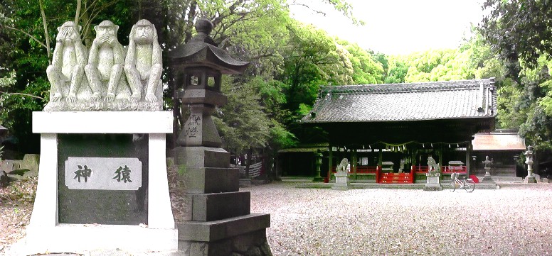 不乗森神社本殿（右）。左は境内の神猿の像。碑文には「昔より鎌倉街道に沿い往来する人々はうっそうとした社頭に 下馬し旅の安全を祈願して通行したのでのらずの森といわれました」と彫られています。