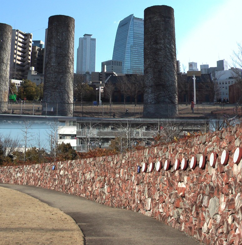上は園内から見るjr名古屋駅方面と旧煙突の現在。下は窯壁とよばれ工場解体時に土の中からよみがえった煉瓦通路。